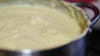 Tencerede patates püresi. Mutfakta yemek pişirmek. Haşlanmış sebze. Vejetaryen yemeği. Yakın plan..
