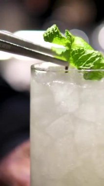 Şeftali hamurlu cin kokteyli, oleo saccharum, maraska şurubu, elderflower belvoir ve albahaca bardakta garnitür