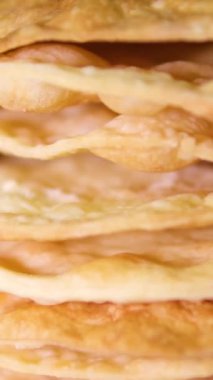 Pasta katmanları pasta katmanlarına krem sürerler. Yığınlar üst üste yığılır. Pasta yapmak için gerekli malzemeler.