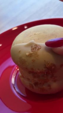 Kırmızı arka planda badem kurabiyesi olan bir fincan kahve..