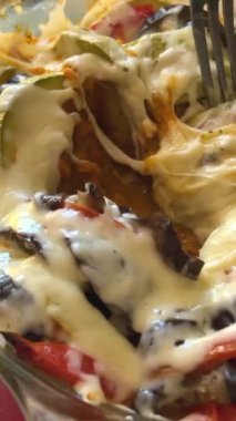 Domatesli, kabaklı ve zeytinli taze ev yapımı ratatouille. Sebzeli lazanya Ratatouille