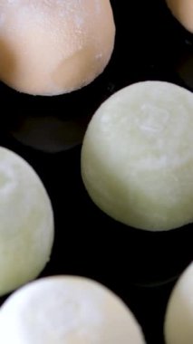 Çok renkli Japon Mochi dondurması pirinç hamuru ve farklı dolgu ve tatlar. Geleneksel Japon tatlısı.