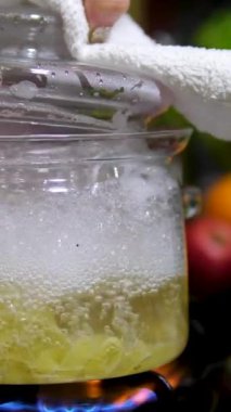 Fettuccine makarnası kaynayan suda pişiyor. Kaynar makarna ile kaplanmış