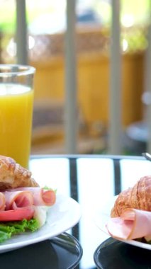 Açık hava kahvaltı masası, yemyeşil bahçe ortamında çeşitli sağlıklı yiyecekler. Doğal ortamda besin ve sağlık.