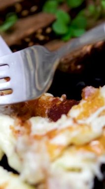 Izgara Halloumi peynirine yakın çekim. Izgara peynirli Halloumi kızarmış peyniri tabakta lezzetli, pahalı yemekler.