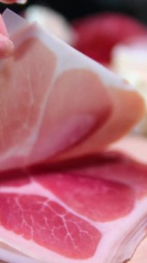 Jamon ya da kurutulmuş jambon İspanya dokusunda üretilir. Çözünürlük Gıda. Eldivenin içinde ince bir dilim jamon al.