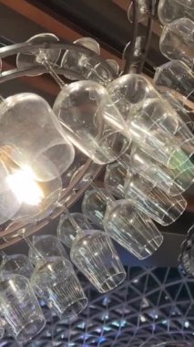 Şarap kadehleri barda asılı.