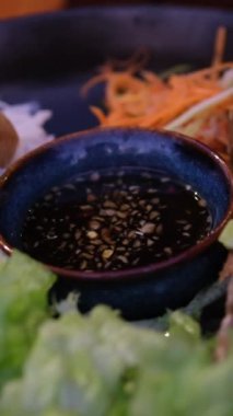 Tavuklu börek ya da pirinç kağıdında karides, tatlı ve ekşi sos, yakın plan, geleneksel Kore Çin yemeği. Lezzetli Vietnam mutfağı..