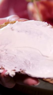 Lezzetli Jambon, Salam, Peynirli ve Sebzeli Sandviçler kızarmış kepekli Ekmek, şefin sabah sandviçi.