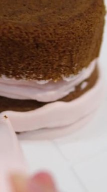 Kadın mutfakta çikolatalı pasta yapıyor, yakın plan. Kadın elleri, yaklaşın. Pasta yapma süreci, seçici odaklanma. Yüksek kalite 4k görüntü