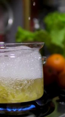 Fırında makarna ile birlikte su kaynıyor. Kaynayan kabarcıkları kapat