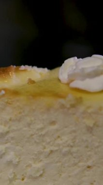 Şef yemek ve tatlı servisi yapıyor. Pastaya krem şanti döküyorum. Tatlı krem peynir dökülüyor. Şekerleme rutini. Tatlı pastane pastası hazırlıyorum. Krem şanti. Yavaş çekim.