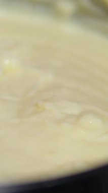 Tencerede patates püresi. Mutfakta yemek pişirmek. Haşlanmış sebze. Vejetaryen yemeği. Yakın plan..