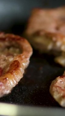 Biftek kızartma tavasında kızartılır, tereyağı pişirme sırasında erir. Domuz boynu