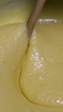 karıştırma, sarı yumurta, un, yemek, mutfak, tarif, hazırlık, aşçılık, malzemeler, lezzetli, mutfak, yemek, pişirme süreci, aşçılık becerileri, yemek hazırlığı,