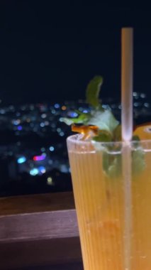 Şehir Işıkları ve Kutlama, Yeni Yıl Kampanyasında İki İçki Kadehi, Şehir Işıkları 'nın arka planına kadeh kaldırarak, iki zarif içki bardağıyla,