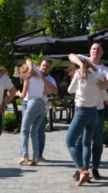 Brezilya Karnavalı 'nda canlı sokak dansı, Neşeli Ruhları kucaklayan grup. Şehir Arkaplanı Ortasında Renkli Kostümlerle Kutlama yapan Çift ve Arkadaşları. Latin Amerika bachata dansı yapar.