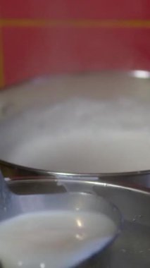 Aşçılar sütü ocakta yavaş çekimde pişirir ve karıştırırlar, yavaş çekimde süt pişirirler, Yavaş Çekim Video Klipsleri