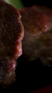 Biberiye ve sarımsaklı ızgara sığır filetosu, ahşap masa, mangal, et, lezzet, biyo, yemek tabağı, sağlıksız beslenme, dengeli yeme alışkanlıkları.
