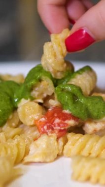 Restoranda pesto ve stracciatella peynirli makarna servis ediyorum. İtalyan mutfağı.