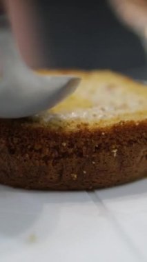 Kadın mutfakta çikolatalı pasta yapıyor, yakın plan. Kadın elleri, yaklaşın. Pasta yapma süreci, seçici odaklanma. Yüksek kalite 4k görüntü