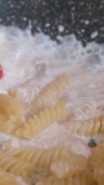 Tavada tereyağlı kremalı makarna pişiriyorum.