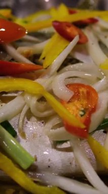 Lezzetli kızarmış balık ya da balık soğan, domates ve limonla birlikte siyah bir tabakta kızarır. Hint usulü baharatlı Kerala balığı ahşap bir masada kızarır. Limonlu ızgara balık..