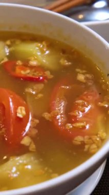 Çorbayı masada bir kaseye dolduruyorum.