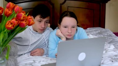 Genç kızlar cep telefonu ve dizüstü bilgisayarlarıyla sosyal medyaya bakmakla meşguller. Yüksek kalite 4k görüntü