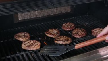 Köfteler sıcak tavada cızırdıyor. Ev yapımı kıymalı sığır pirzolası pişiriliyor. Yüksek kalite 4k görüntü