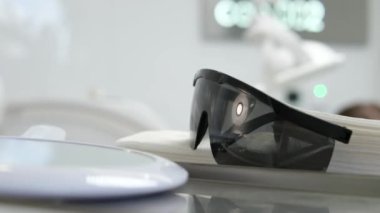 Adam yazın ofis masasından güneş gözlüğü alıyor. Yüksek kalite 4k görüntü