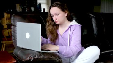 Ev bilgisayarında çalışan mutlu bir iş kadını. Teknoloji ve iş adamları kavramı. Dikey HD görüntüler. Yüksek kalite 4k görüntü