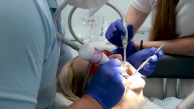 Mutlu Hintli dişçi hastanedeki hastasına danışıyor. Dişçi randevusu. Yüksek kalite 4k görüntü