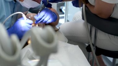 Mutlu Hintli dişçi hastanedeki hastasına danışıyor. Dişçi randevusu. Yüksek kalite 4k görüntü