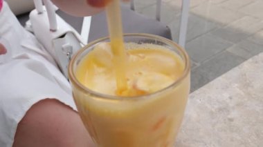 Bardakta tutku meyvesi suyu. Sağlıklı içecek için buzla sulanmış tutku meyvesi. Yüksek kalite 4k görüntü