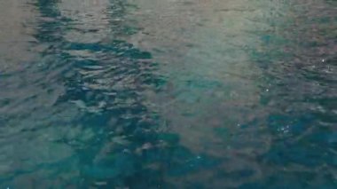 Sığ su yüzeyi dokusu döngüsü, güneş doğal berrak mavi su. Yüksek kalite 4k görüntü