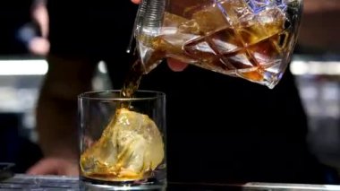 Buz Küpü Kameralı Alkolün Bardağa Doldurulmasının Süper Yavaş Çekimi.