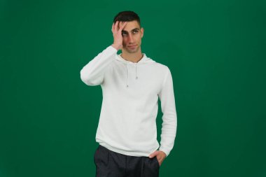 Gri arka planda izole edilmiş genç Ukraynalı adam. Yüksek kalite fotoğraf