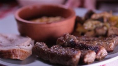 Beyaz tabakta yeşil kuşkonmaz ile servis edilen lezzetli ızgara bifteğin üst görüntüsü. Güzel yemekler ve gurme mutfağı için mükemmel. Yüksek kalite 4k görüntü