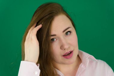 Pozitif insani duygular, neşe ve mutluluk kavramı. Güzel kaygısız genç İspanyol kadın portresi. Neşeli, geniş gülümseyen, koyu renk saçlarını ayarlayan, büyük beden giyinen. 