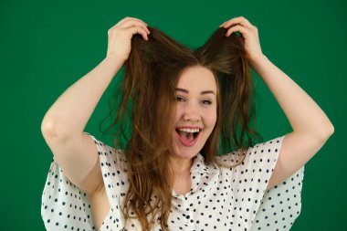 Stüdyoda saçı çıkan bir kızın portresi. Yüksek kalite fotoğraf