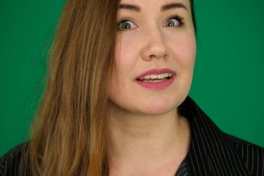 Çekici, şaşkın kızın portresi inanılmaz haber tepkisi wow parlak mavi arka planda izole edilmiş. Yüksek kalite fotoğraf