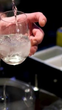 Süper Yavaş Çekim Cin ve Tonik 'i Kamera Hareketiyle Uzun Cam' a Doldur