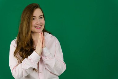 Kameraya gülümseyen ve beyaz arka planda izole edilmiş güzel bir Asyalı kadının Namaste jesti ile bakan. Yüksek kalite fotoğraf