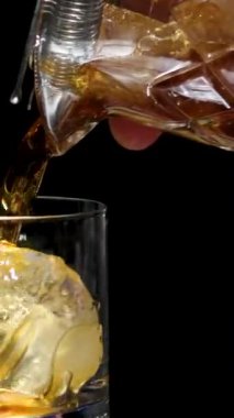 Buz Küpü Kameralı Alkolün Bardağa Doldurulmasının Süper Yavaş Çekimi.