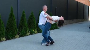 Arka planda Eski Şehir 'le Latin Dansı yapan çift. Antik Kültürel Zenginlikte Günbatımında İki Profesyonel Dansçı 'nın Şehvetli Dansı. Yüksek kalite 