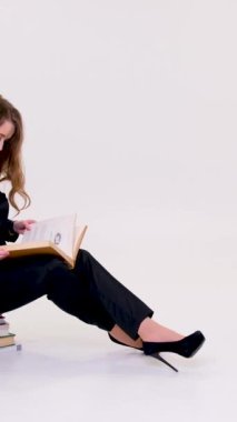 Kitap okuyan kadın otobüsle işe gidiş-dönüş treninin yaşam tarzı Sayfa Dinlendirici