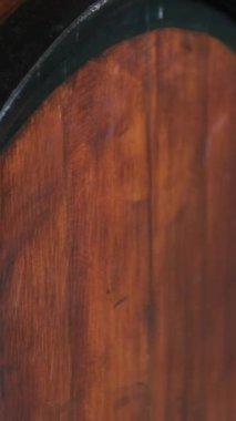 Paletin üzerine istiflenmiş üç tahta fıçı, şarap fıçısı. Yüksek kalite 4k görüntü