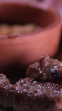 Beyaz tabakta yeşil kuşkonmaz ile servis edilen lezzetli ızgara bifteğin üst görüntüsü. Güzel yemekler ve gurme mutfağı için mükemmel. Yüksek kalite 4k görüntü