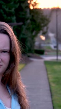 Kafası karışık ama mutlu, güzel, kızıl saçlı bir kadın, inanamadığı iyi haberlere tepki veriyor. Yüksek kalite 4k görüntü